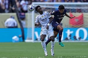 记者：阿隆索原计划不首发维尼修斯 阿诺德受伤导致巴尔韦德踢边