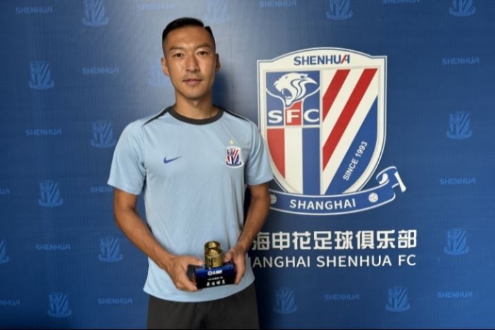 中超最佳⭐️吴曦领取奖杯啦，以铁血之姿书写着老将传奇！