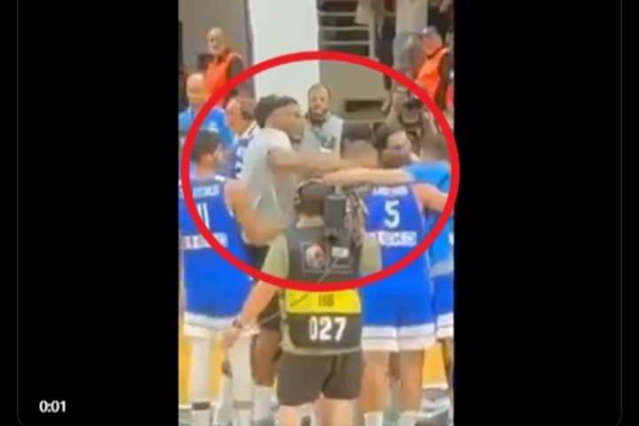 富尼耶@被字母哥打的现队友：下赛季你不听我话 我就这样扇你