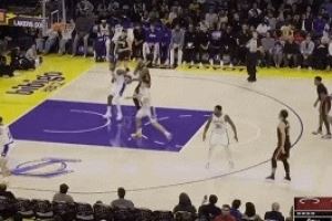 卧底?约维奇底角空位不投 传球失误直接将球送给湖人