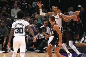 危险了!文班低位要位扬手打翻布克 被吹进攻犯规&本场第4次犯规