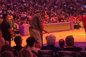 手痒了!湖人vs热火第四节暂停期间 詹姆斯在篮下认真练习运球