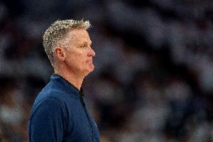 科尔：我们有太多单手随意传球都变成失误 比赛讲究稳健和基本功